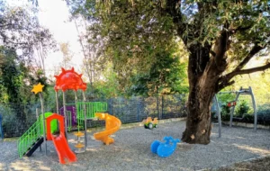 Parco giochi esterno della sala convegni, baby 0-4 anni